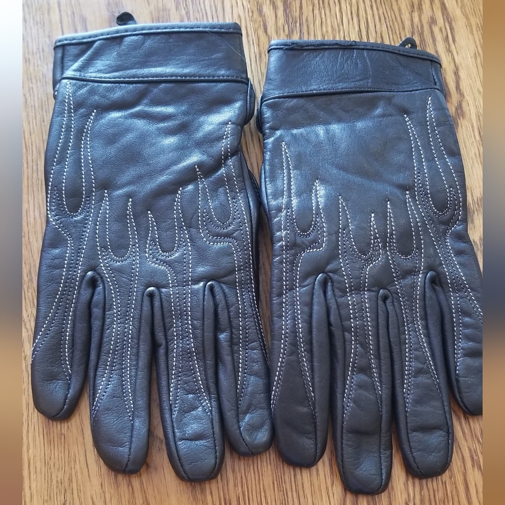 Women's Black Leather Stitch-Detail Gloves - Picture 5 of 6